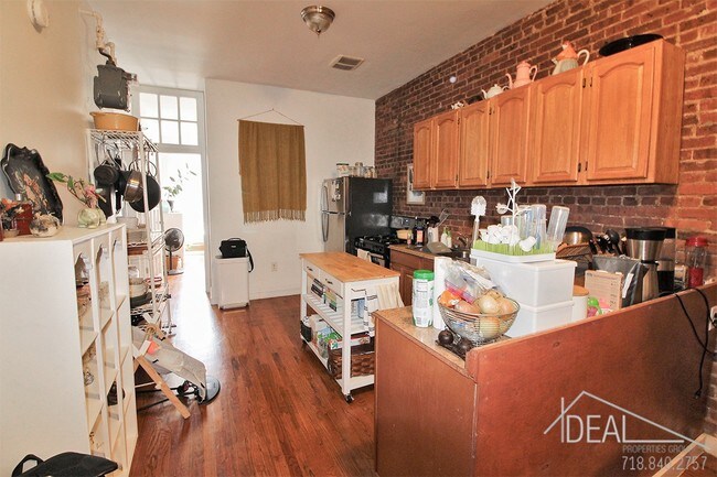 Building Photo - 122 Bergen Street #1AR