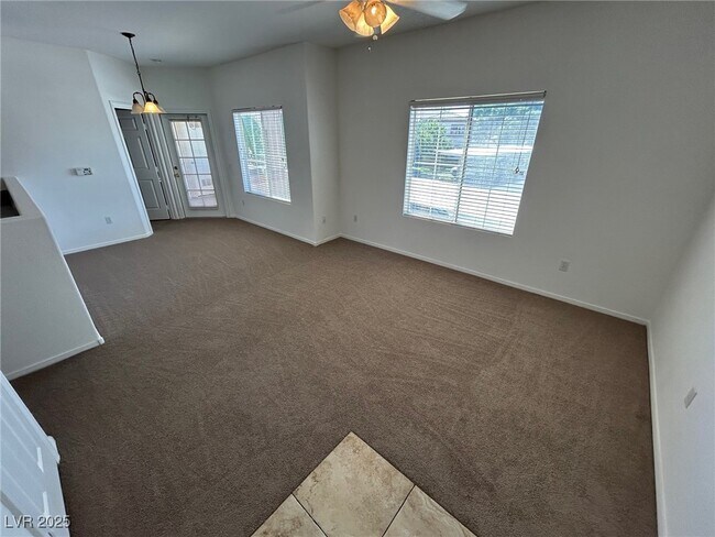 Building Photo - 3400 Cabana Dr