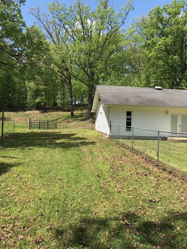 Building Photo - Country living close to town -814 CR 450