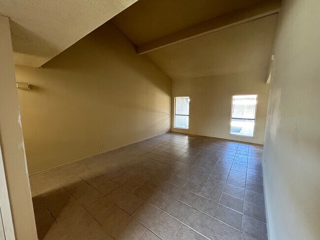 Foto del edificio - APPLICATION RECEIVED - AVAILABLE NOW! 2- S...