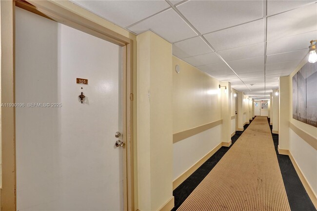 Building Photo - 4164 Inverrary Dr