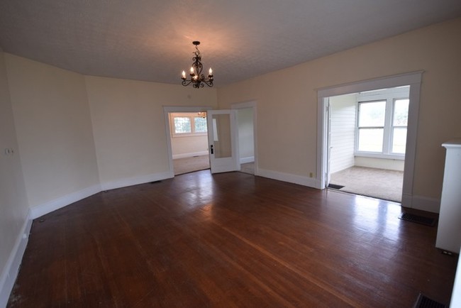 Foto del edificio - Beautiful 4 Bedroom Farmhouse in Whiteland!!