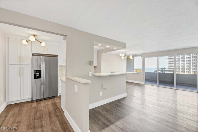 Foto del edificio - 12900 Lake Ave