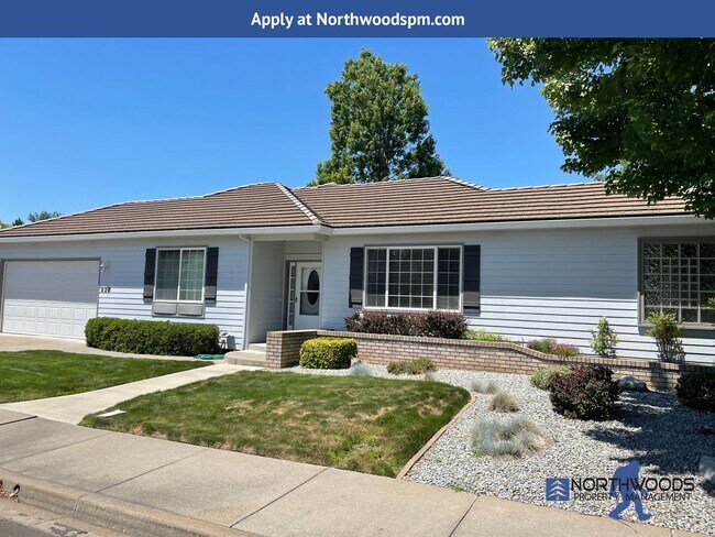 Foto del edificio - Beautiful 3 Bedroom 2 Bath Home Landscaping Included.