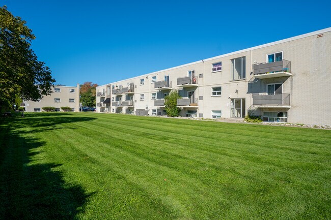 Photo du bâtiment - Devine Street Apartments