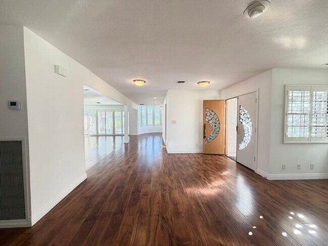 Foto del edificio - 3174 Bel Air Dr