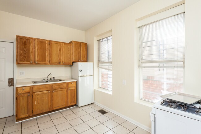 1310 North Artesian-1R - 1310 North Artesian-1R Apartment