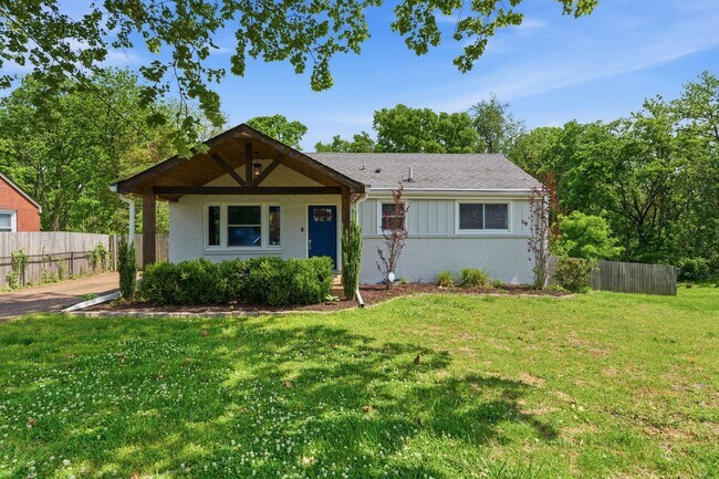 Foto del edificio - Charming Renovated Home with Spacious Yard & Detached Garage in South Nashville