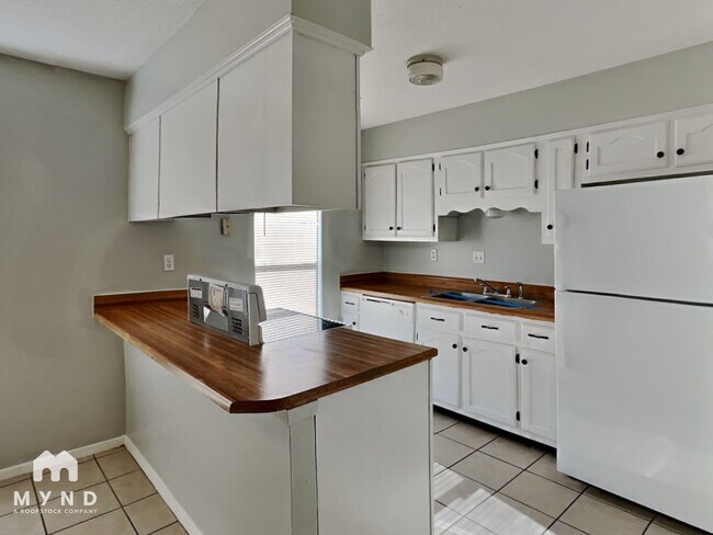 Foto del edificio - 3405 Laurel Dr