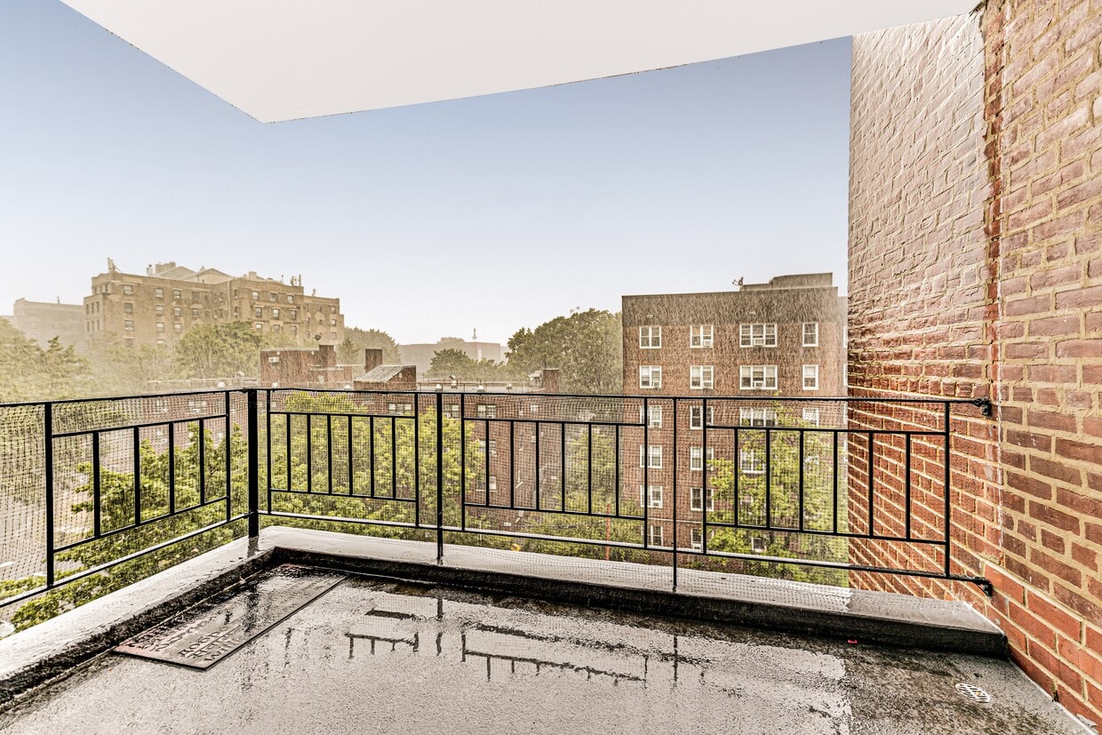 Primary Photo - Huge Two Bedroom + Balcony NO FEE