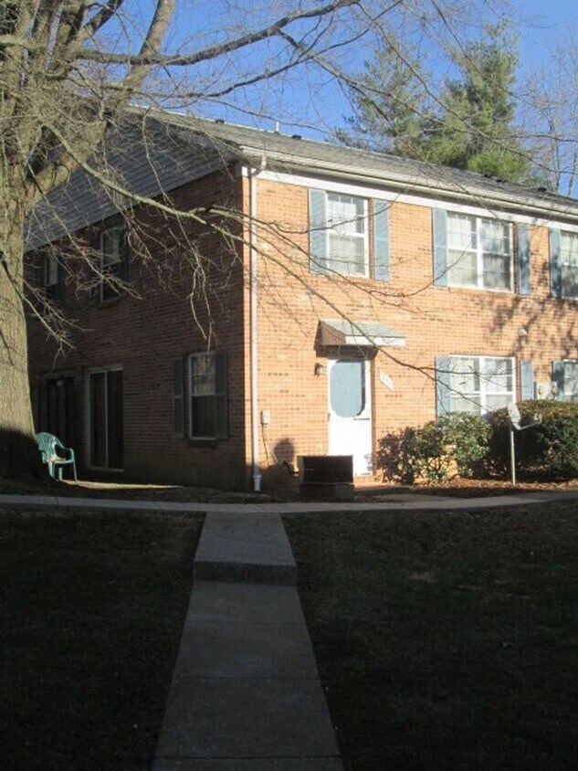 Primary Photo - 2 Bedroom 1.5 Bath Townhouse