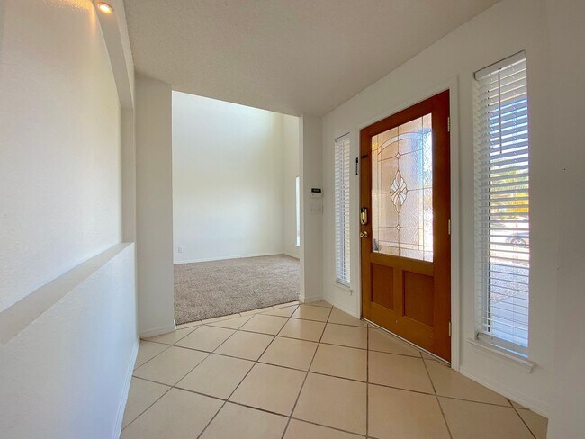 Building Photo - East El Paso 5Bed/3Bath Refrig A/C!