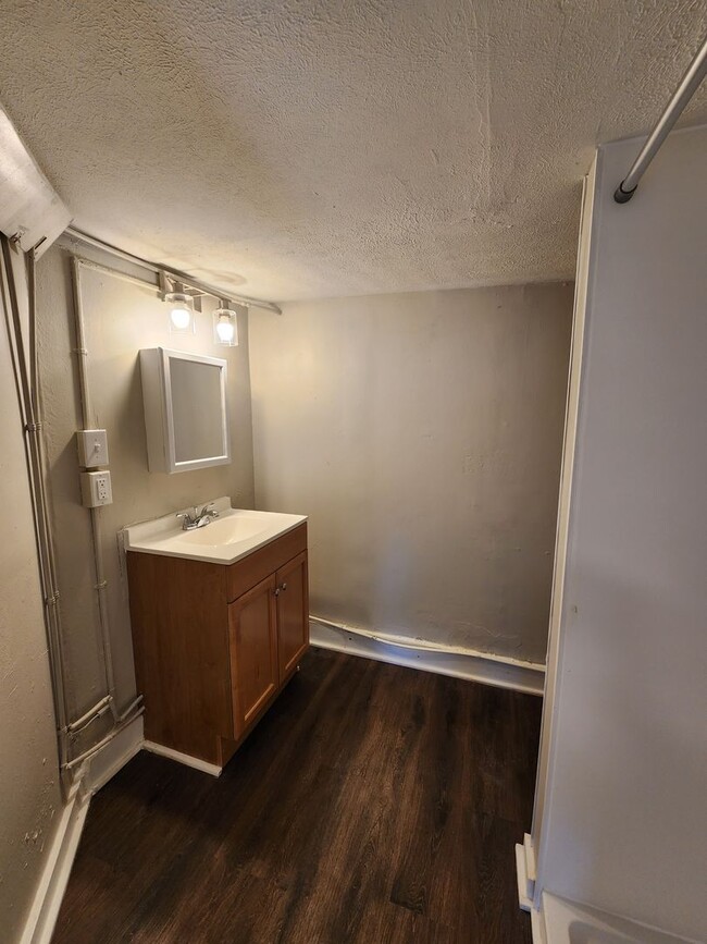 Building Photo - 823 Cumberland Dr