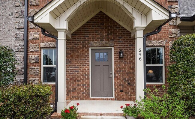 Foto del edificio - BEAUTIFUL TOWNHOME- SHOWING BY APPOINTMENT ONLY