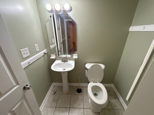 Building Photo - Welcome to 4 Bedroom and 3.5 Bath Home In ...