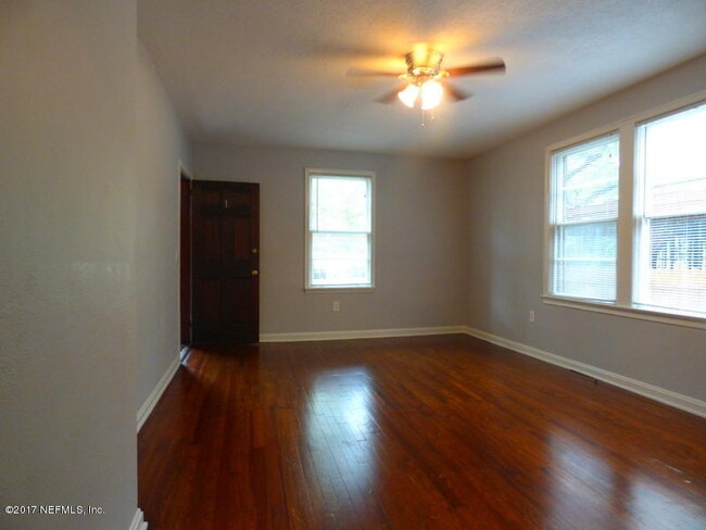 Building Photo - 2575 Myra St