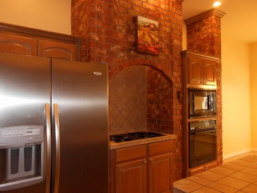 Building Photo - 3120 NE Colonial Dr