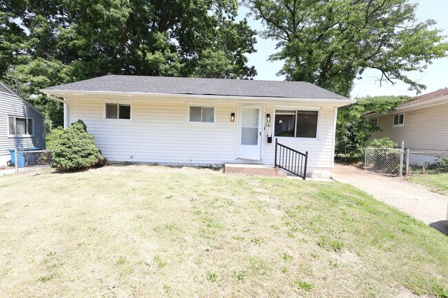 Foto del edificio - Beautifully Renovated 3BR Ranch with HUGE Backyard & Modern Updates