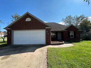 Building Photo - 521 Redbud St