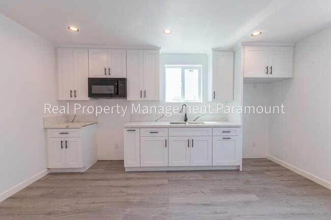 Building Photo - 410 E Colden Ave