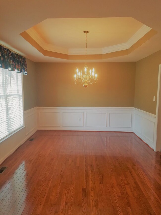 Building Photo - Beautifully maintained 3 bedroom 2 bath co...
