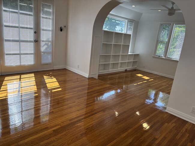 Foto del edificio - 8707 W Knoll Dr