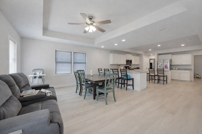 Building Photo - 5833 Crestlake Dr