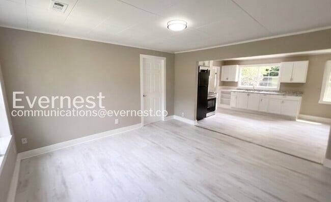 Building Photo - 3 Bed/1 Bath Home with Off-Street Parking / Available Now!