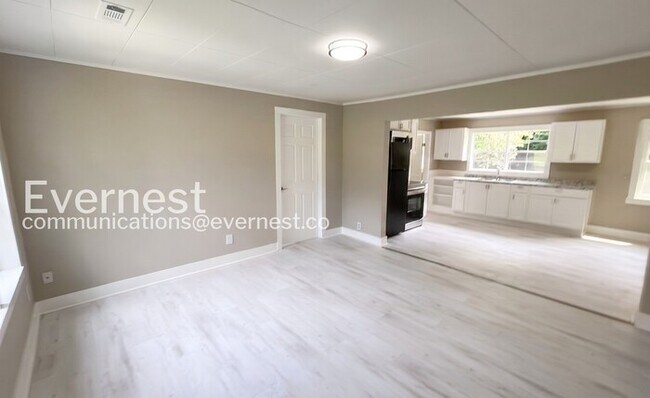 Foto del edificio - 3 Bed/1 Bath Home with Off-Street Parking / Available Now!