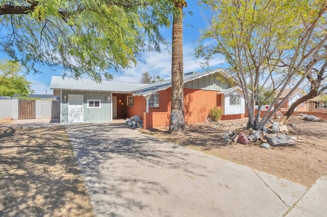 Building Photo - Spacious 3-bedroom, 3-bathroom home with a...