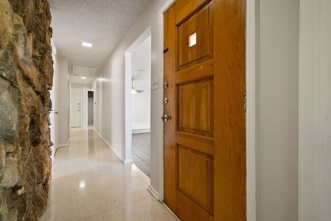 Building Photo - 4913 Westlake Dr
