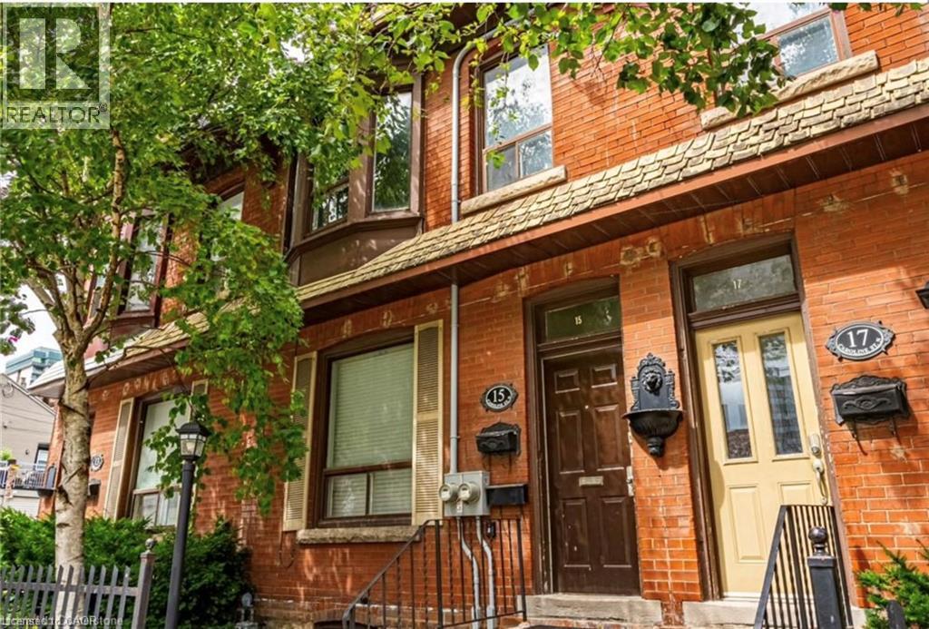 Primary Photo - 15 Caroline St N