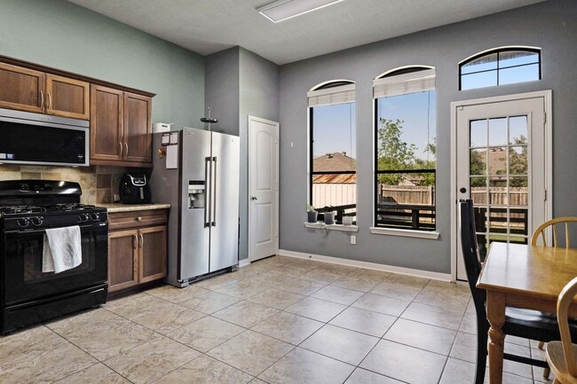 Building Photo - 203 Simi Dr