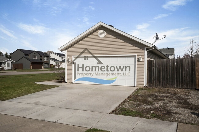 Building Photo - Spacious 3 Bedroom 2 bath Corner Lot Home with Private Fenced Backyard