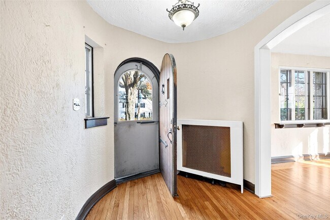 Building Photo - 5 Seymour Pl