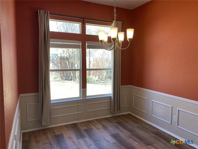 Foto del edificio - 2708 Butterfly Dr