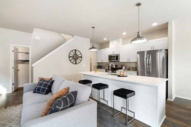 Foto del edificio - Pet Friendly Three Bedroom Townhome