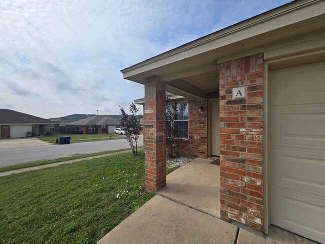 Building Photo - RENT SPECIAL - AVAILABLE NOW!