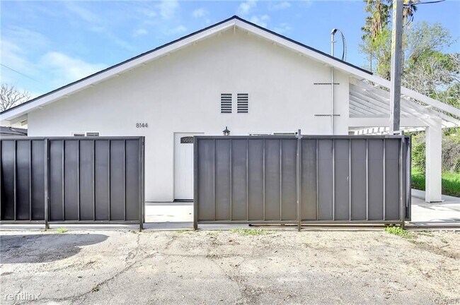 Foto del edificio - 3 br, 2 bath House - 8144 Louise Avenue