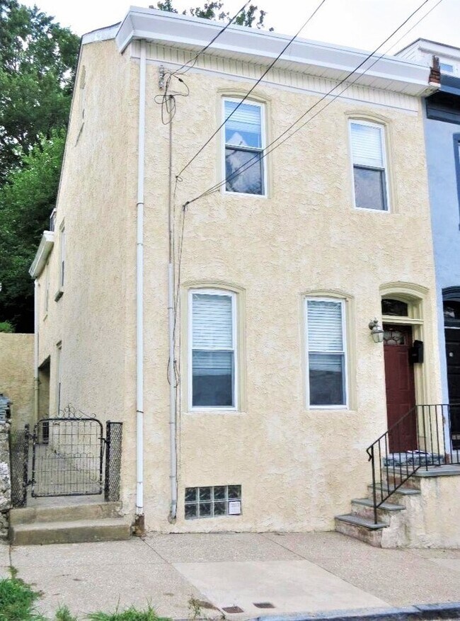 Foto del edificio - Beautiful 3-Bed/1-Bath Townhouse in Manayu...