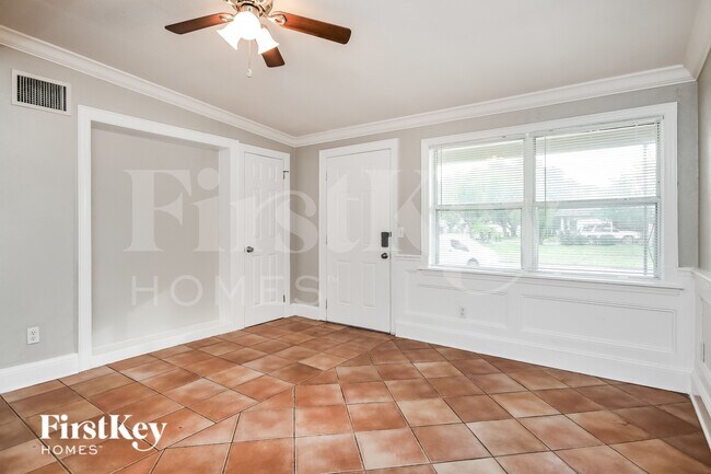 Foto del edificio - 8013 Powell Dr