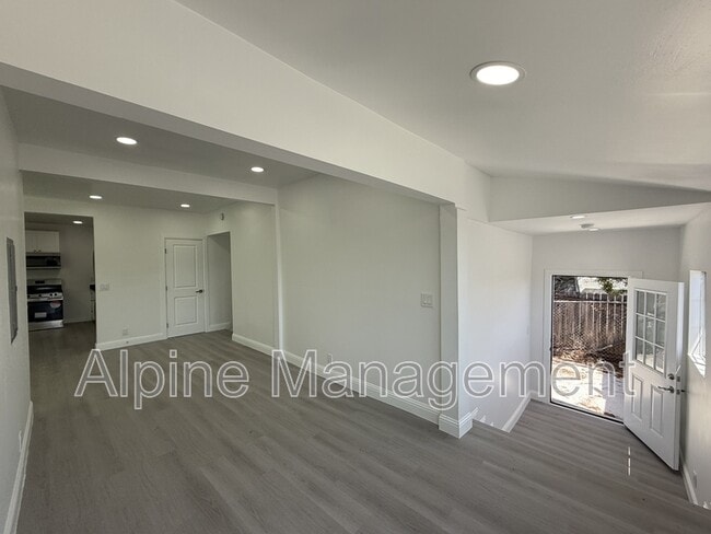 Building Photo - 109 Broadway