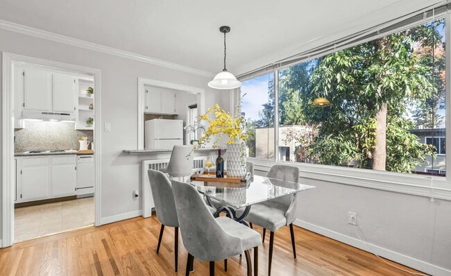 Foto del edificio - Spacious 1 bedroom 1 bathroom top floor unit in a highly desirable west side location!