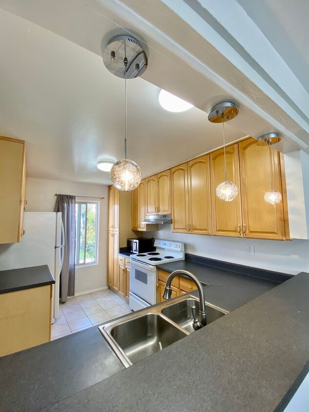 Foto principal - 3 Bedroom Condo in Clairemont with Spaciou...