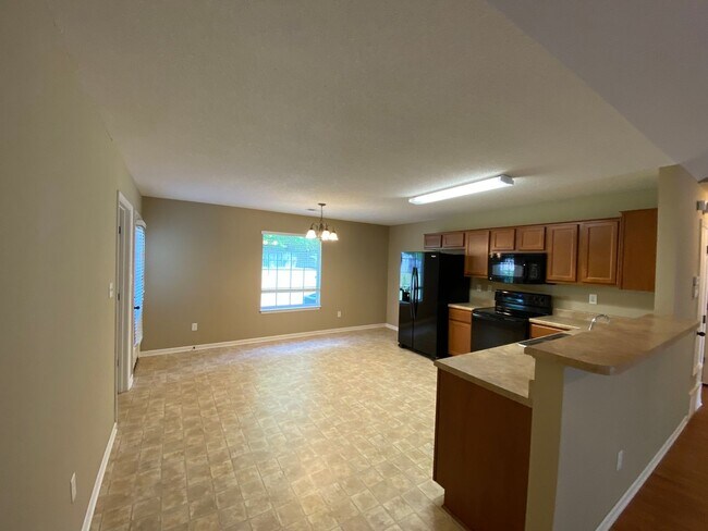 Foto del edificio - SPRING LAKE ADORABLE HOME with Backyard Fence