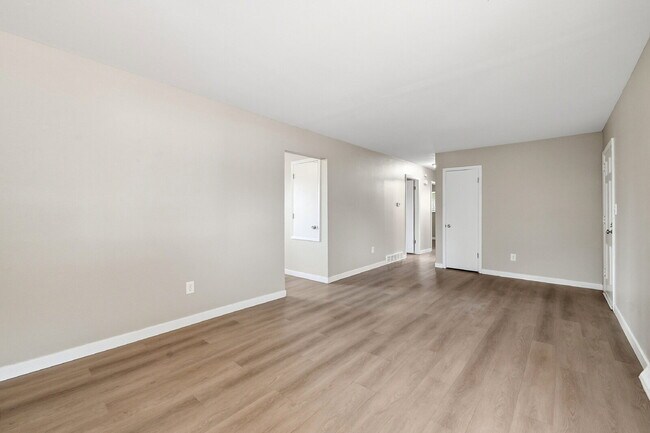 Building Photo - $2,440.95 with $300 Off the First Month's Rent, 5 Beds - 2 Bath, Multiplex in Littleton with Shar...