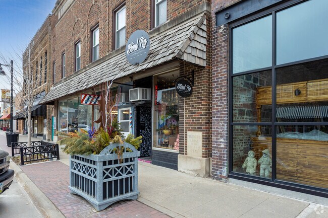 Frisbie Park is located just a couple minutes from Historic Valley Junction, home of a myriad of shops, boutiques, restaurants, and nightlife