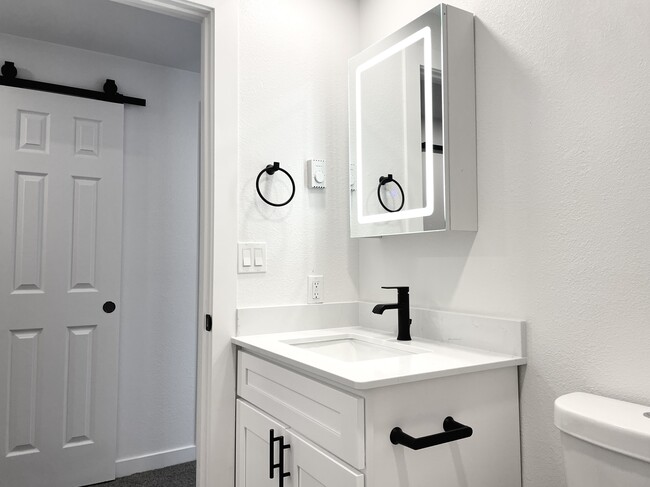 Lavabo iluminado en ambos baños - Rosedale Townhomes