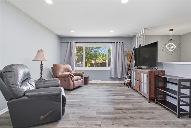 Foto del edificio - 830 Russell Ave