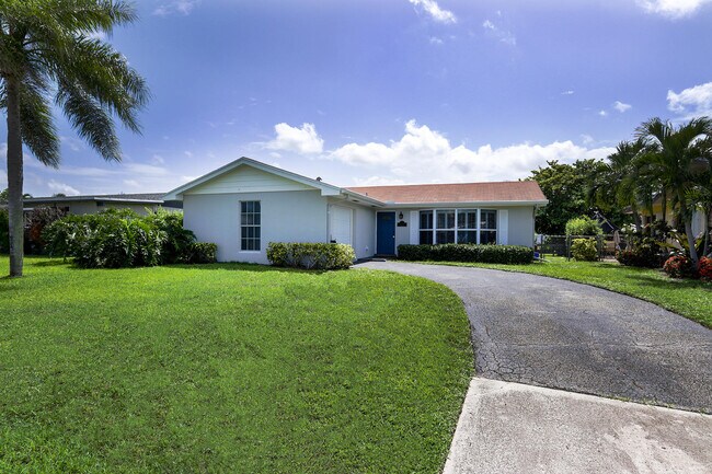 Building Photo - 527 Riverside Dr